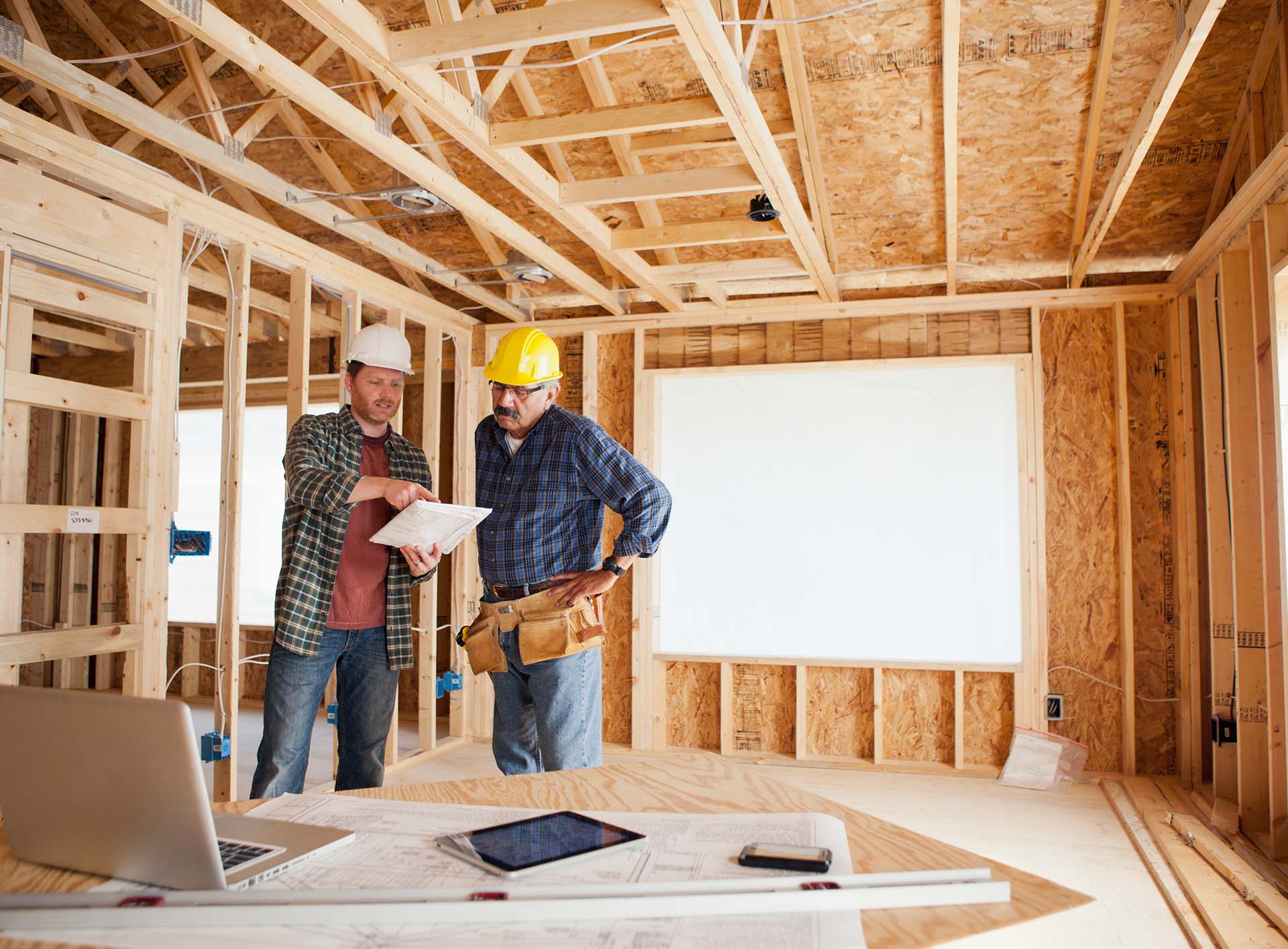 Holzkonstruktion mit Bauarbeiter 